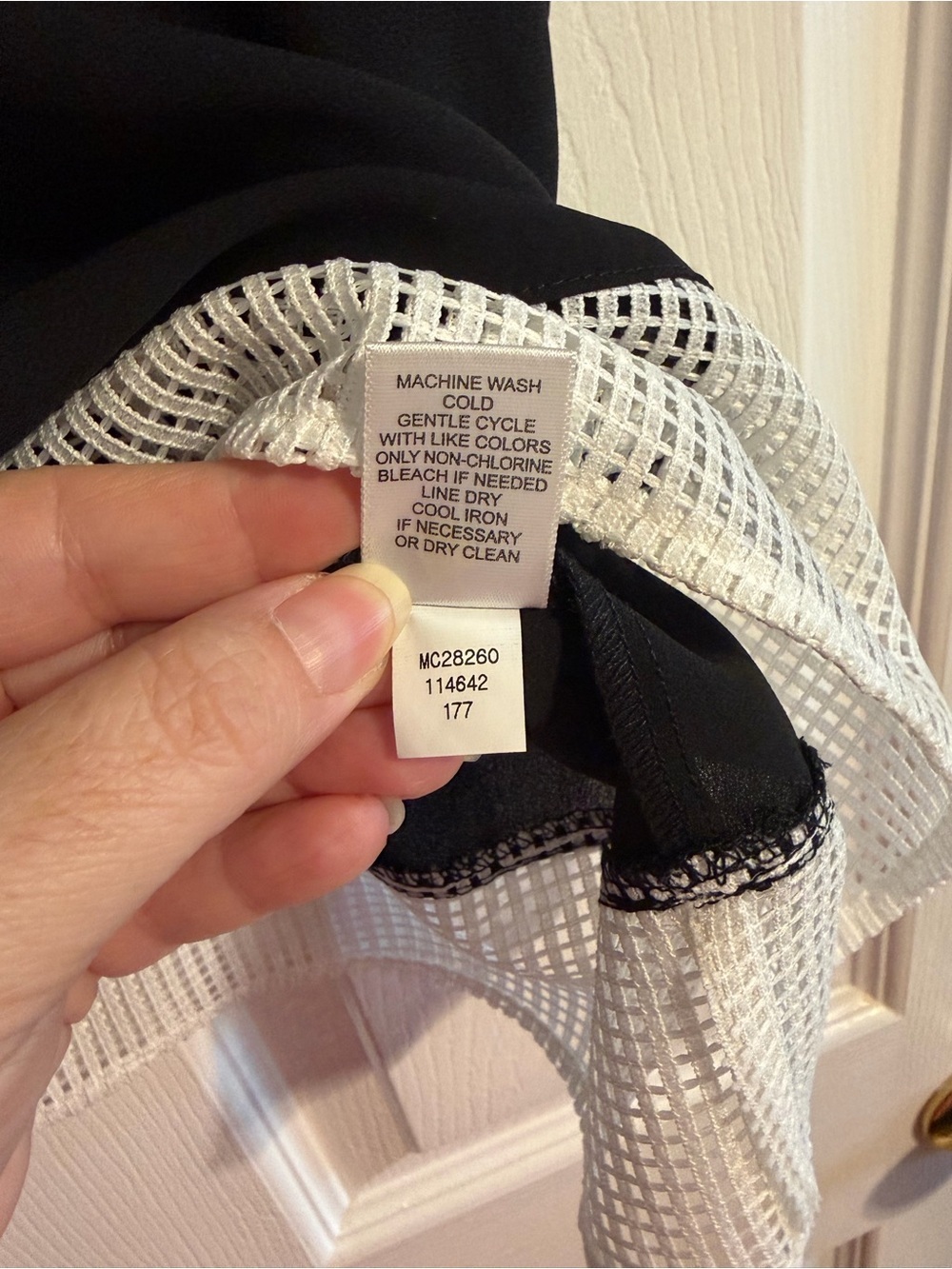 Cable & Gauge Black Sleeveless Blouse White Contrast Trim Hem NWT Size L - Picture 7 of 9